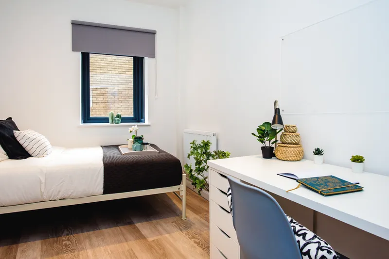 Flat D, 25 Lister Gate - Luxury 3 Bed City Centre Apartment - Thumbnail 3